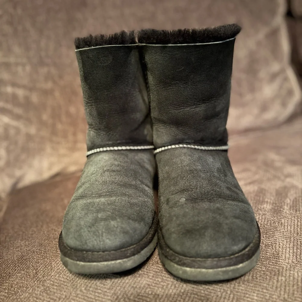 UGG Women's Bailey Bow Classic Sheepskin Boots size 8